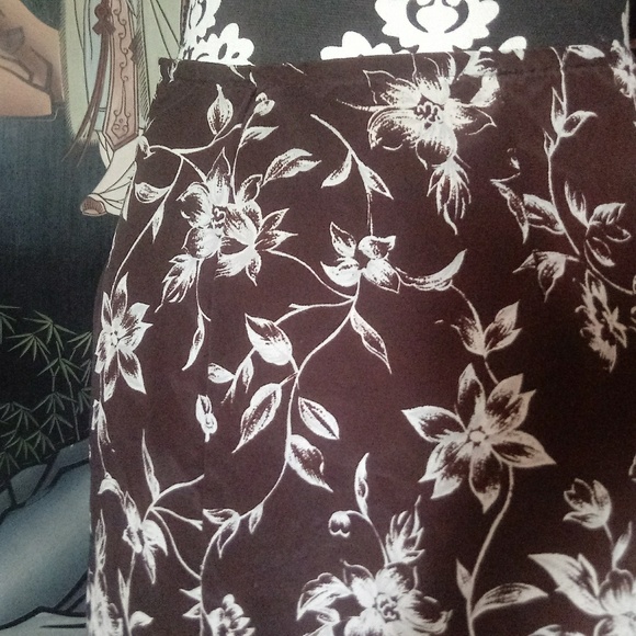 EXPRESS BROWN SKIRT W/WHITE FLORAL DESIGN - Picture 2 of 4